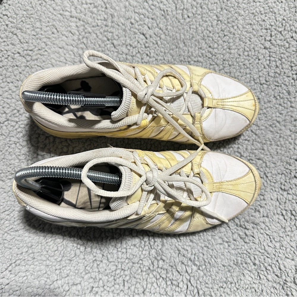 👉 Nike Cream and Yellow Sneakers Size 8.5